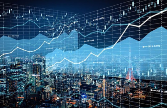 Foto einer Stadt bei Nacht, auf das Kurven und Tabellen projiziert werden