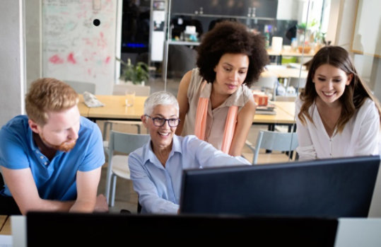 Eine Gruppe von Personen arbeitet an einem Tisch zusammen