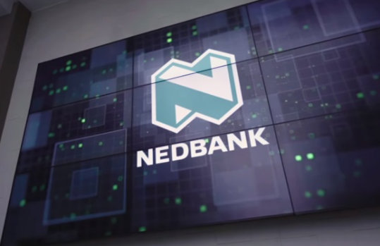 Logo der Nedbank auf einem Bildschirm, der an einer Wand hängt