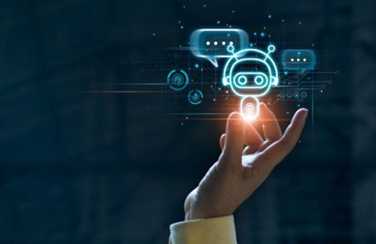 Eine Hand, die von unten ins Bild kommt, vor dunklem Hintergrund. An den Fingerspitzen Illustrationen von Chatbots und digitaler Kommunikation 