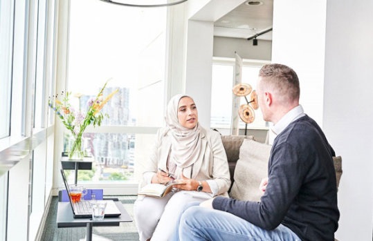 Frau und Mann im Beratungsgespräch