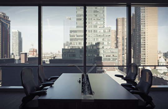 Ein leerer Konferenzraum mit einer großen Fensterfront