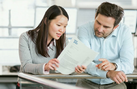 Zwei Menschen auf der Arbeit im Gespräch