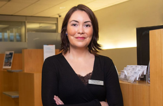 Mitarbeiterin der First Western vor einer Rezeption