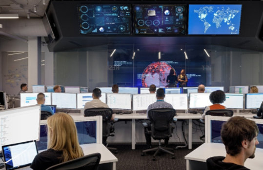 An der Decke aufgehängte Bildschirme, die Cyberangriffe tracken