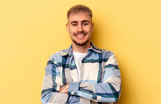 Auf dem Bild mit gelben Hintergrund ist der 27 jährige Server-Experte Felix abgebildet