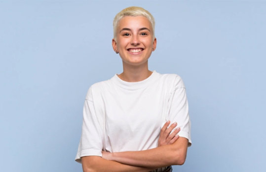 Auf dem Bild mit hellblauen Hintergrund ist die 25 jährige Server-Expertin Lisa abgebildet