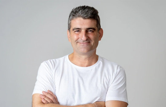 Auf dem Bild mit grauen Hintergrund ist der 51 jährige Server-Experte Viktor abgebildet