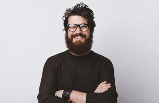 Auf dem Bild mit hellgrauen Hintergrund ist der 40 jährige Server-Experte Richard abgebildet