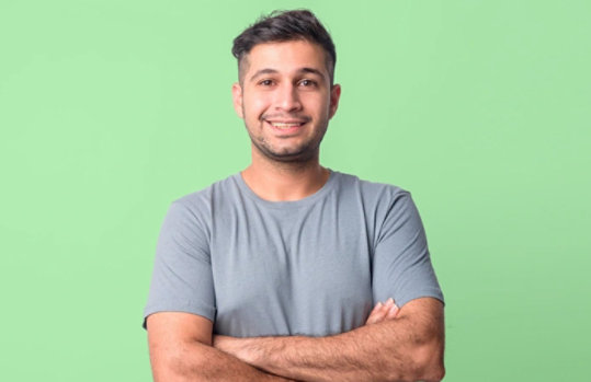 Auf dem Bild mit hellgrauen Hintergrund ist der 33 jährige Server-Experte Jan abgebildet