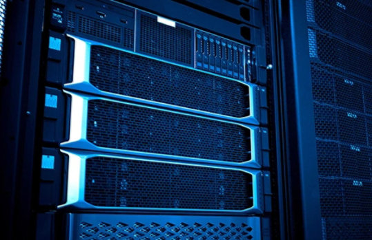 Das Bild zeigt einen Server in einem Datenzentrum
