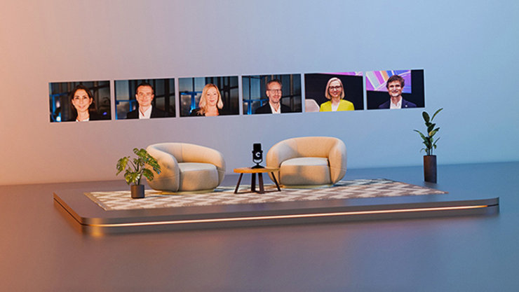 Virtuelle Bühne mit Sesseln, Mikrofon, Pflanzen und Bildschirmen, die Personen zeigen.