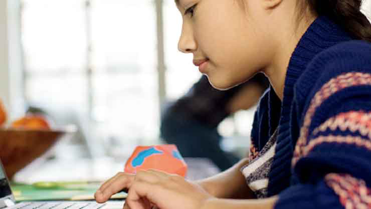 パソコンを使用している学生