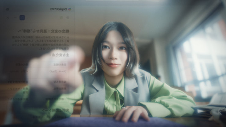 Surfaceの視点から撮影された、Surfaceをスクロールしている女性