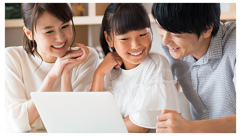 笑顔の親子とノート PC