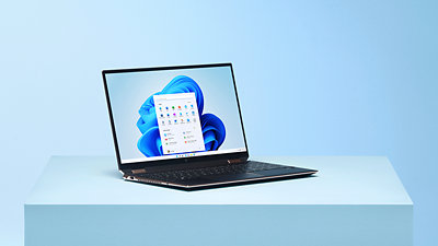 Windows 11 のデスクトップ画面を表示したノート PC