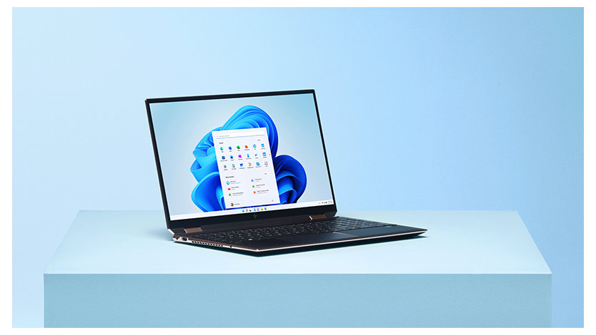 Windows 11 のデスクトップ画面を表示したノート PC