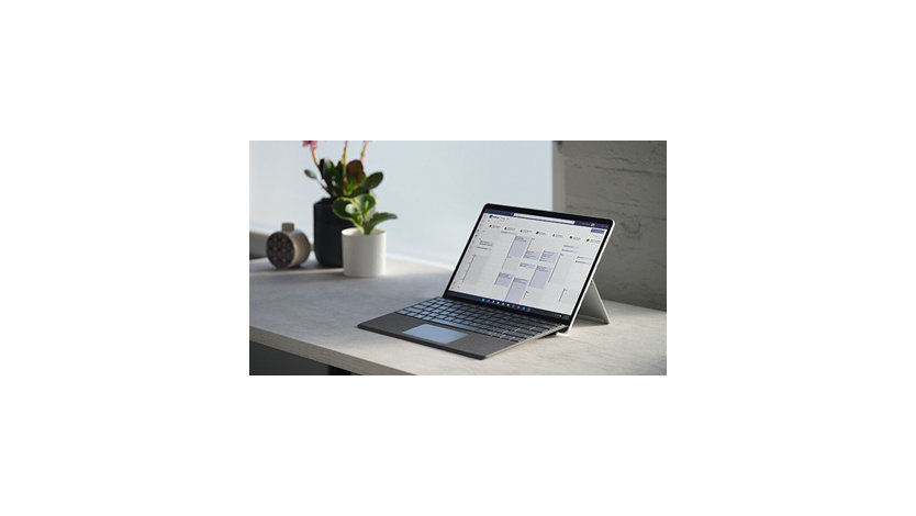 机の上の Surface ラップトップ