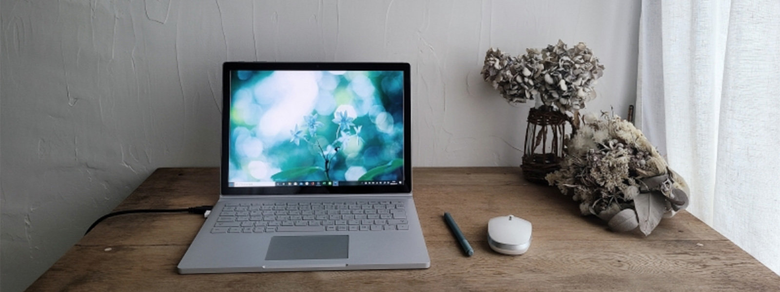 Surface Book 3、Surface ペン、Surface Dial、机の上の植物