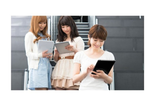 モダン PC と 3 人の女性