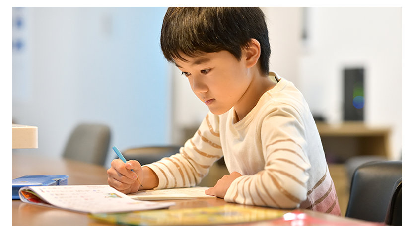 ノートに書いている子供たち