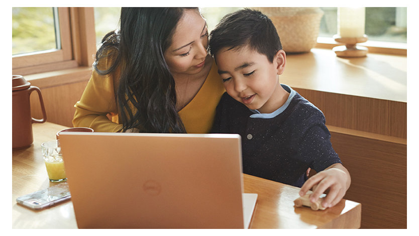 ノート PC に向かう母親と子ども