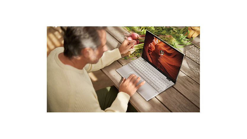 男性がノート PC を使用している様子