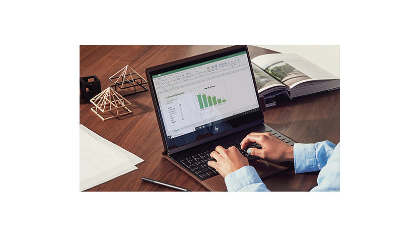 ノート PC で Excel の資料を作成