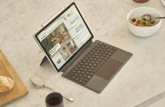 テーブルの上に置かれた Surface デバイス