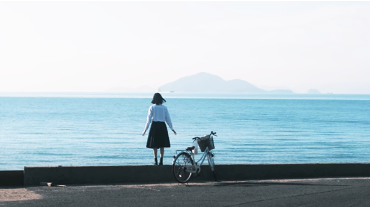 海と女性と自転車のポートレート