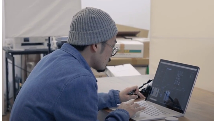 男、机の上のコンピューター、ペン