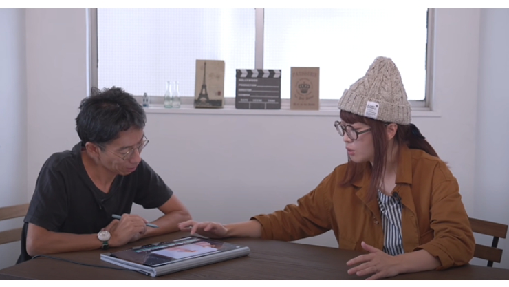 タブで作業している 1 人の男性と 1 人の女性
