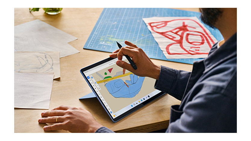 Surface Pro 9 で作業中の男性アーティスト