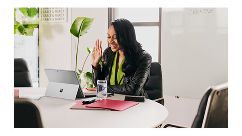 Surface Pro 9 で Teams で通話をする女性