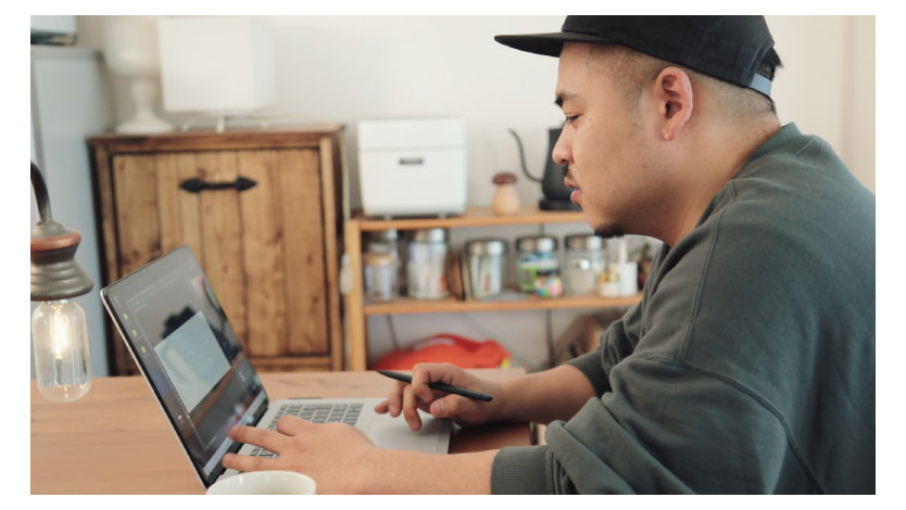 Surface Laptop Studioを操作するスケッチャー / モーショングラフィックデザイナー 竹本浩平