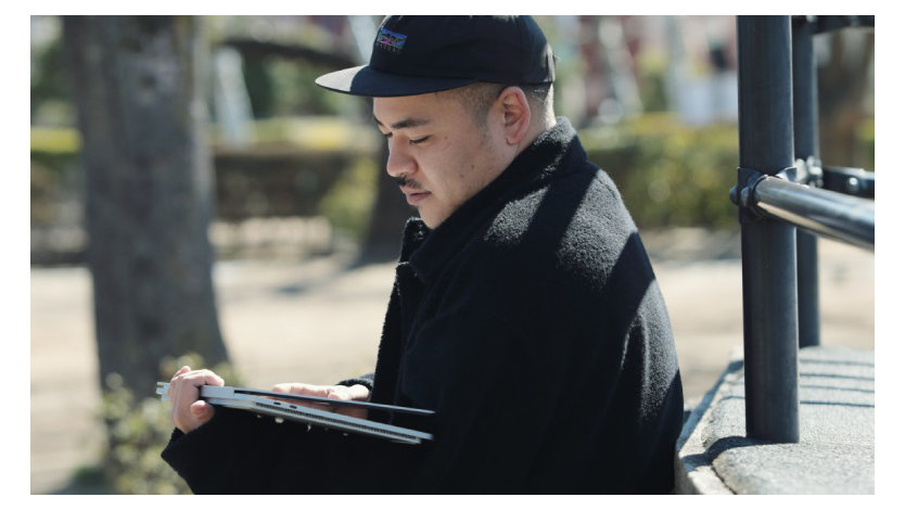 Surface Laptop Studioでスケッチするスケッチャー / モーショングラフィックデザイナー 竹本浩平