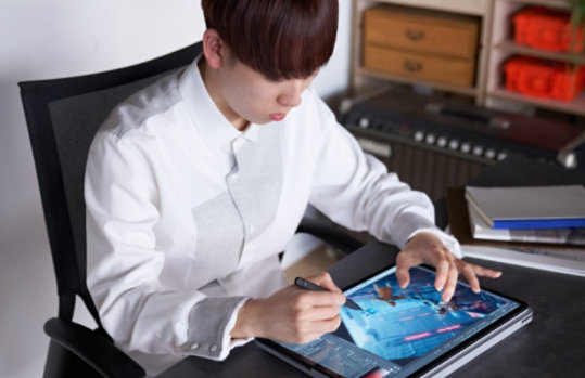 Surface Laptop Studio をペンで操作する映像監督 兼 CG アーティスト MIZUNO CABBAGE