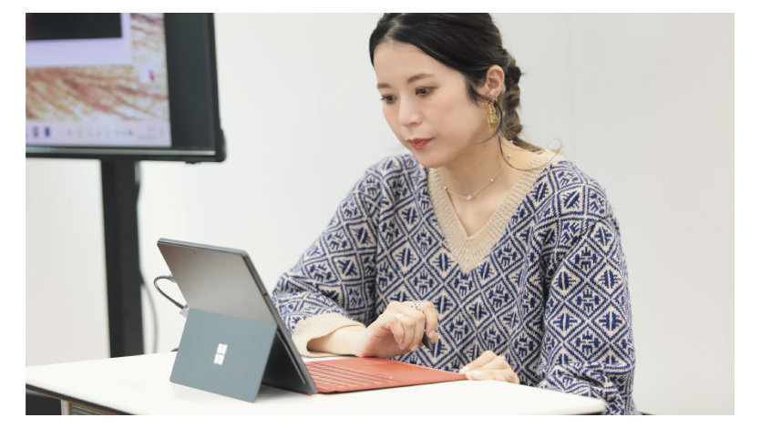 Surface Laptop Studioを操作する写真家 フジモリメグミ