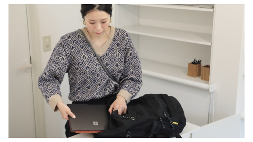 Surface Laptop Studioをバッグに入れる写真家 フジモリメグミ