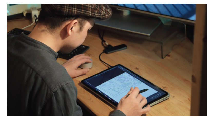 スタジオモードのSurface Laptop Studioを操作する映像クリエイター 金子元気