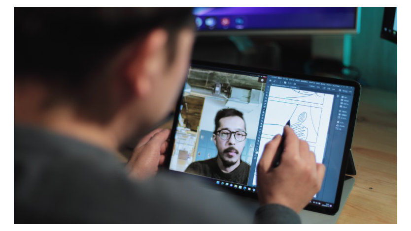 Surface Laptop Studioをペンで操作する映像クリエイター 金子元気