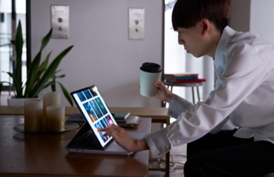 Surface Laptop Studio をタッチ操作する映像監督 兼 CG アーティスト MIZUNO CABBAGE