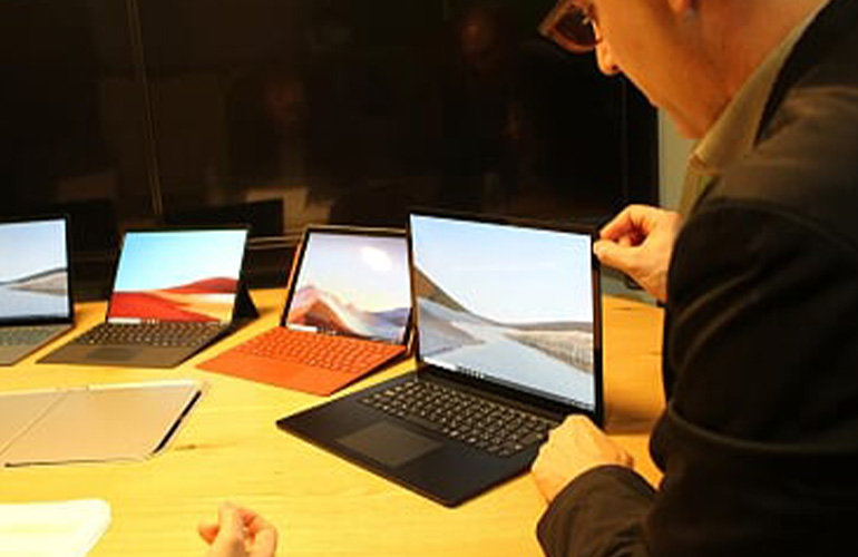 Surface Laptopの機能を説明する男性