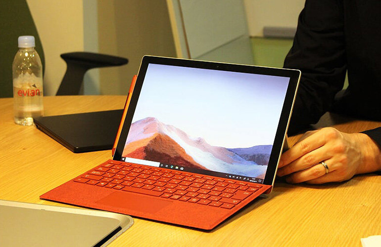 赤色の Surface 7 pro ラップトップ