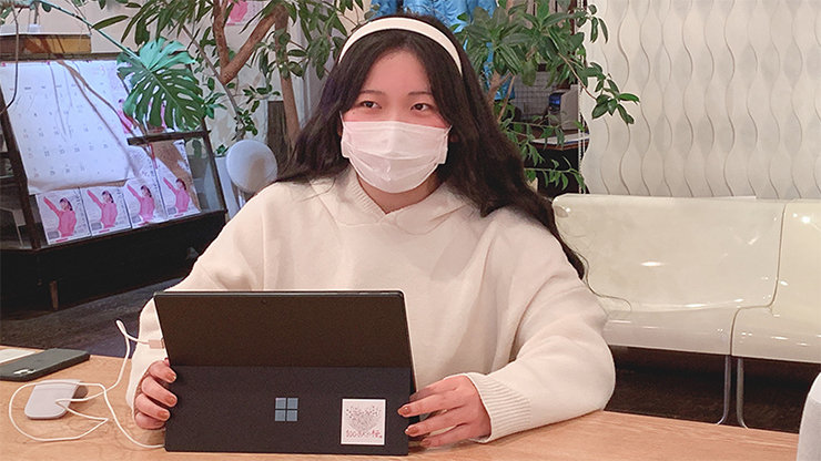 Surface を使用する女子高生 パート 4