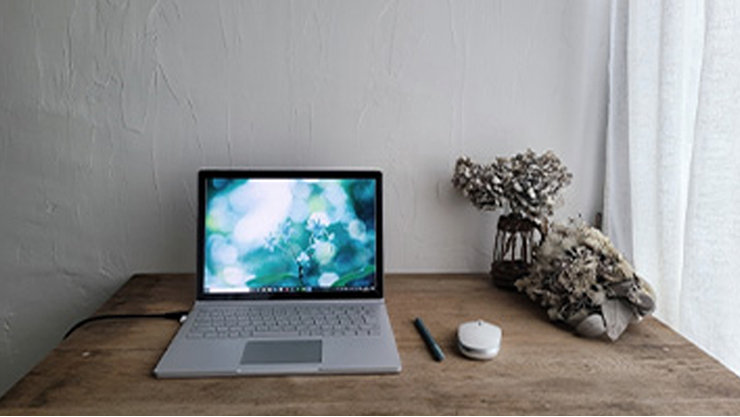 机の上に、Surface Book 3、Surface Pen、Surface Dial、植物が置いてある