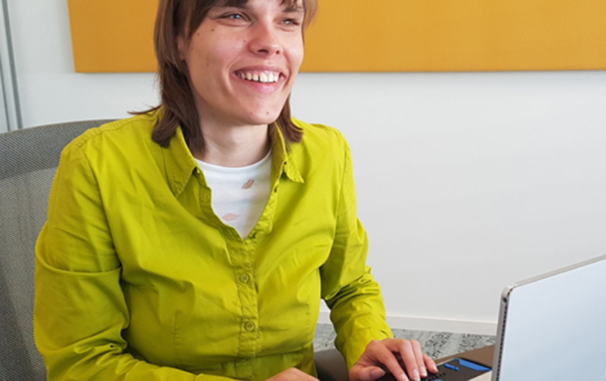 Franziska Sgoff, Business Program Managerin, bei der Arbeit an ihrem Laptop