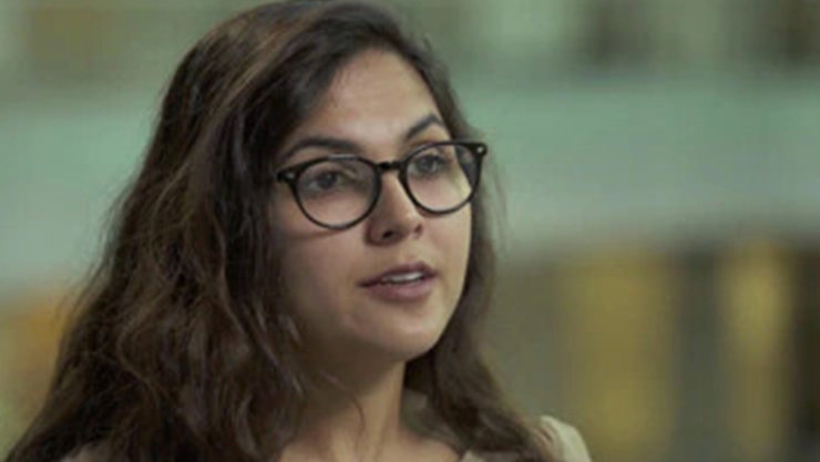 Eine Frau, die eine Brille trägt