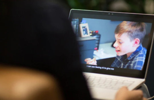 Eine Person sieht sich ein untertiteltes Video auf ihrem Laptop an