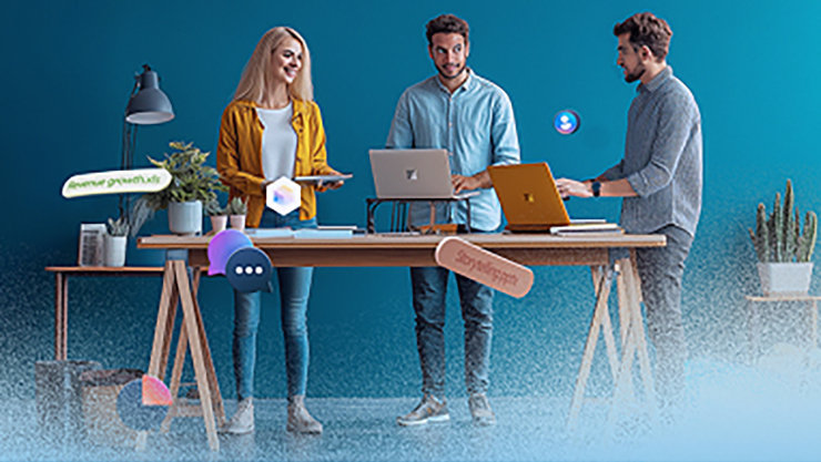 Drei Personen arbeiten gemeinsam an einem Schreibtisch mit Laptops. Verschiedene digitale Symbole schweben um sie herum.